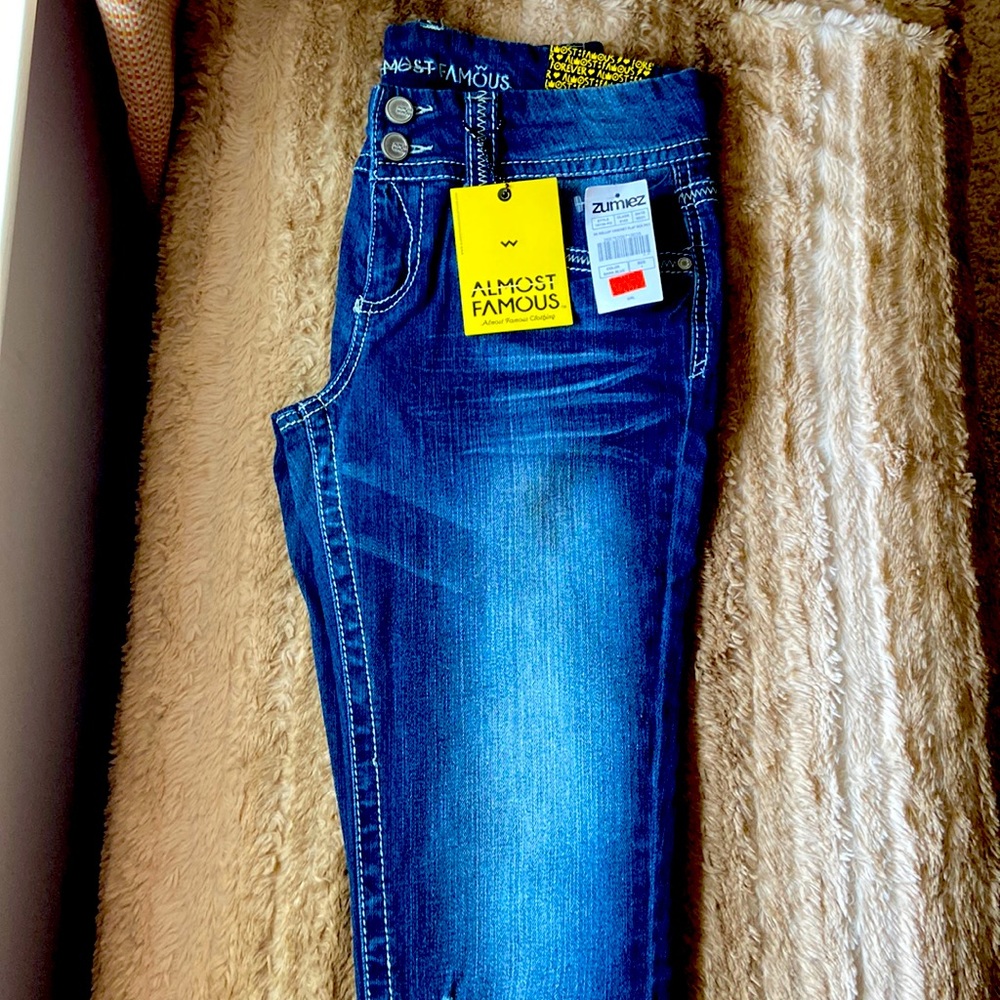 BNW ALMOST FAMOUS BRAND distressed jeans size junior 7 with tags